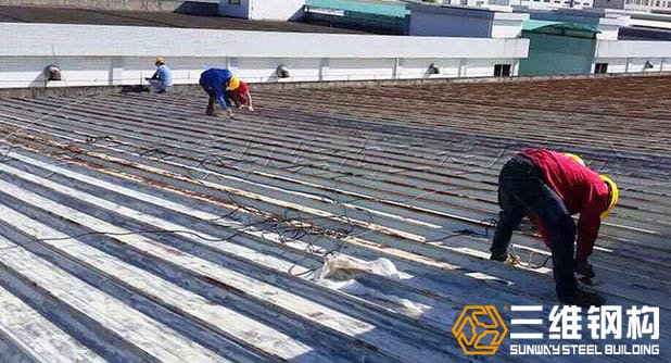 第二步對鋼結構屋面腐蝕地方進行除銹